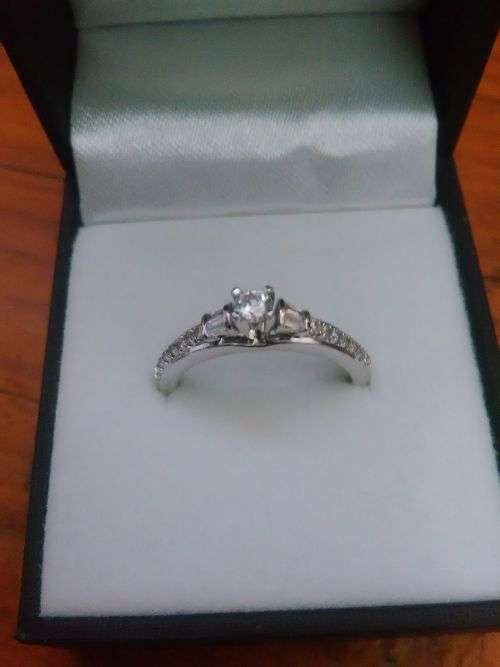 10 kt solid white gold diamond ring