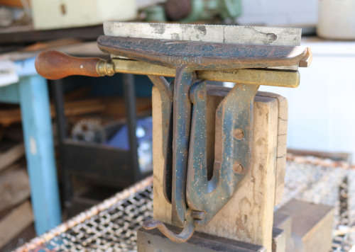 Turnus saw vice/clamp