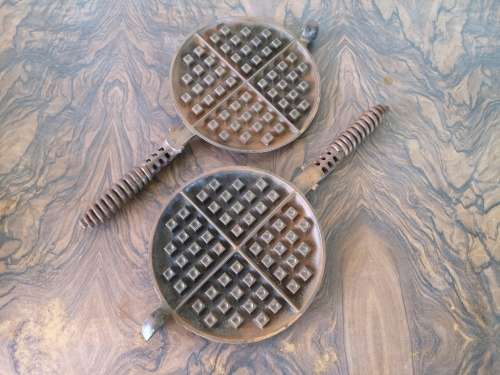 Vintage Griswold American No. 8 cast waffle iron