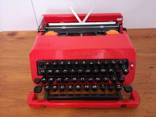 Stunning Olivetti Valentine `Rossa Portatile` Italian designed typewriter