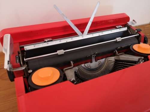 Stunning Olivetti Valentine `Rossa Portatile` Italian designed typewriter