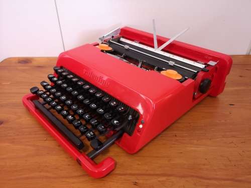 Stunning Olivetti Valentine `Rossa Portatile` Italian designed typewriter