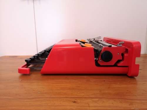 Stunning Olivetti Valentine `Rossa Portatile` Italian designed typewriter
