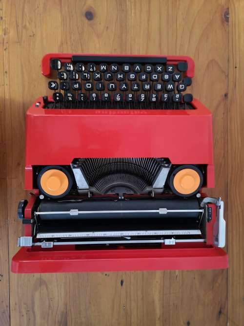 Stunning Olivetti Valentine `Rossa Portatile` Italian designed typewriter