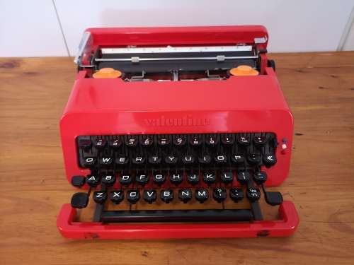 Stunning Olivetti Valentine `Rossa Portatile` Italian designed typewriter