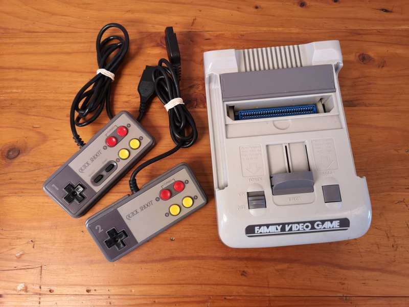 Nintendo Famicom Clone plus games
