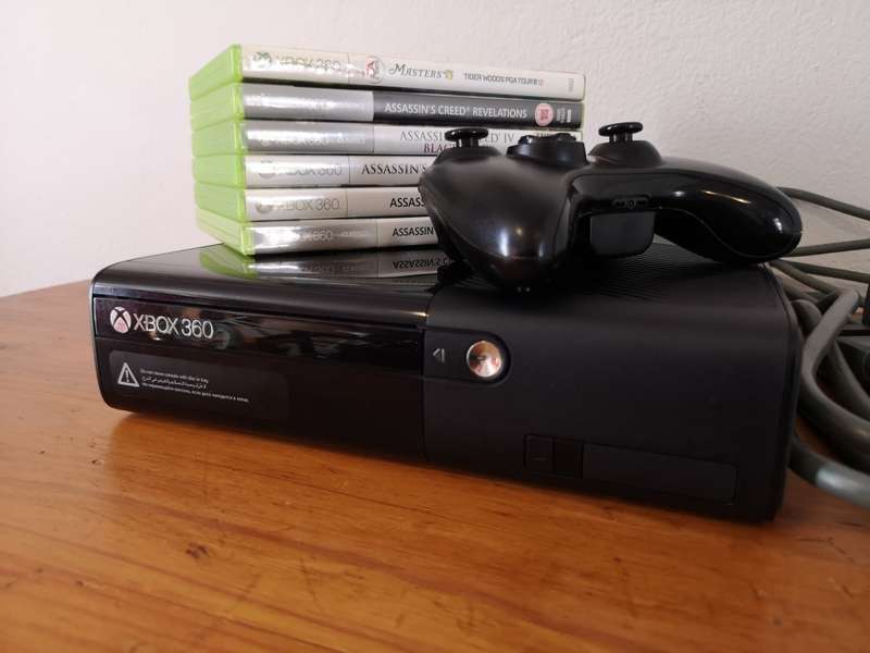 Xbox 360 E console plus games