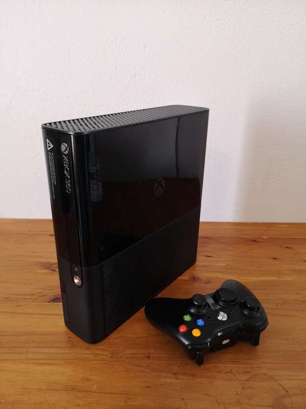Xbox 360 E console plus games