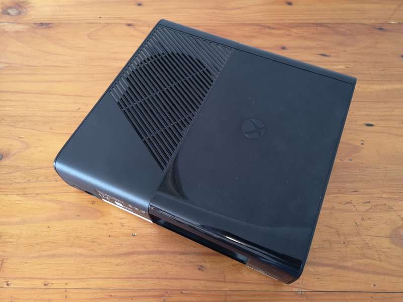 Xbox 360 E console plus games