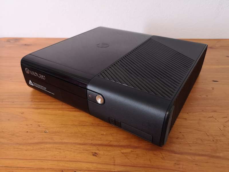 Xbox 360 E console plus games
