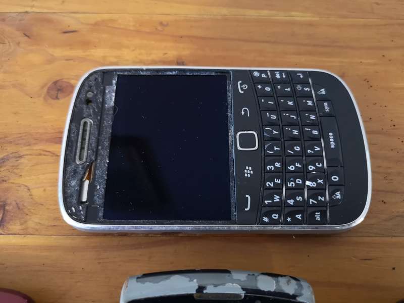 Blackberry phones lot *please read description*