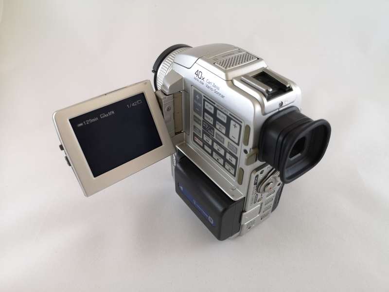 Sony Handycam DCR-PC110E PAL MiniDV Camcorder