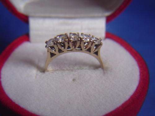9ct Gold and Zirconia ring