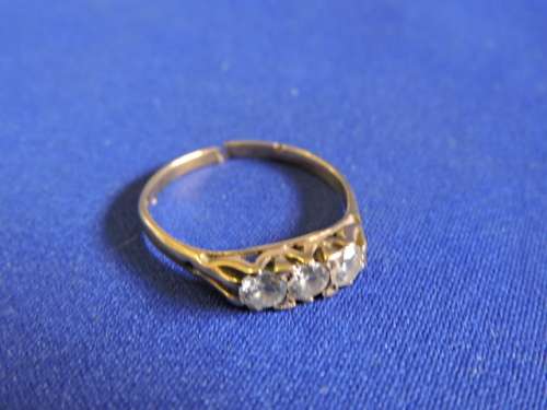 9ct Gold ring with 3 x white stones