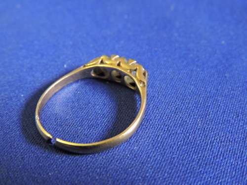 9ct Gold ring with 3 x white stones