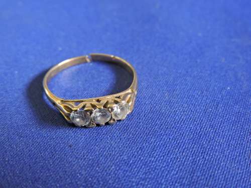 9ct Gold ring with 3 x white stones