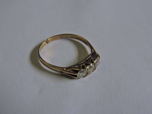 9ct Gold ring with 3 x white stones