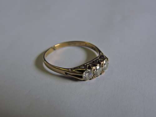 9ct Gold ring with 3 x white stones