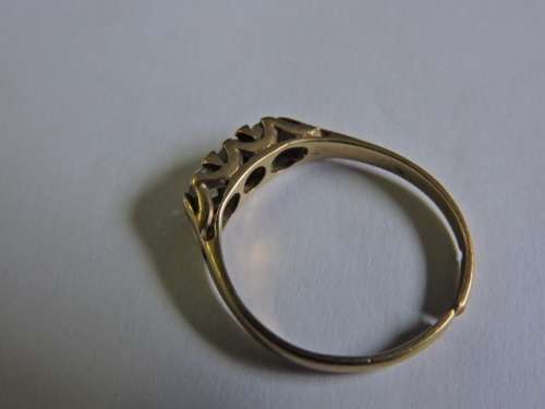 9ct Gold ring with 3 x white stones