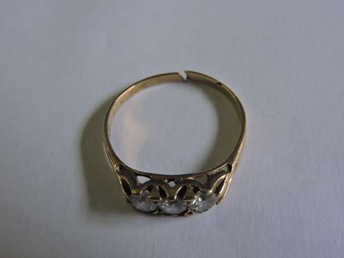 9ct Gold ring with 3 x white stones