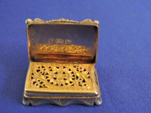 Hallmarked Sterling Silver Vinaigrette  Maker: Edward Smith  Birmingham 1843