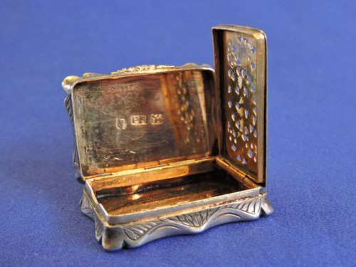 Hallmarked Sterling Silver Vinaigrette  Maker: Edward Smith  Birmingham 1843