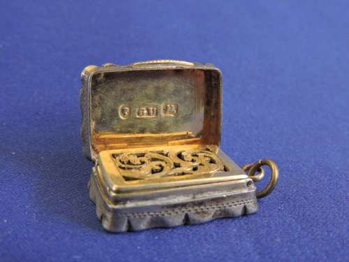 Hallmarked Sterling Silver Vinaigrette  Maker: GU  Birmingham 1899