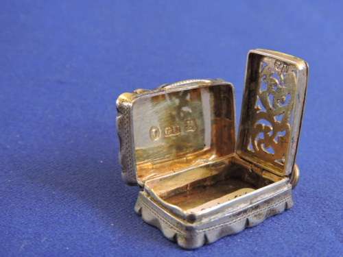 Hallmarked Sterling Silver Vinaigrette  Maker: GU  Birmingham 1899