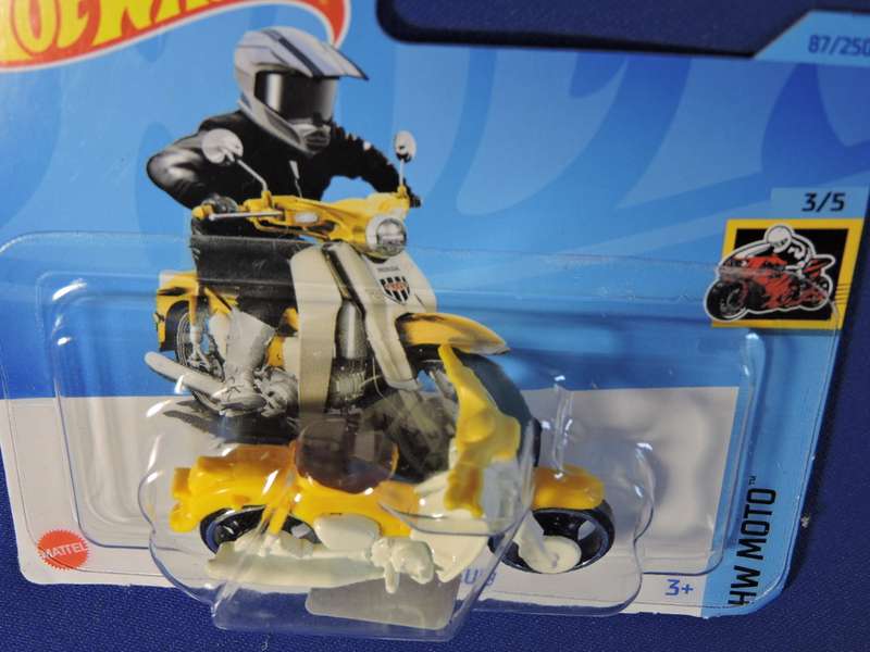 Hot Wheels HONDA Super Cub Scooter motorbike motorcycle ( White & Yellow )