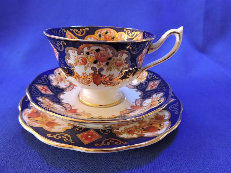 Royal Albert Trio HEIRLOOM Fine porcelain