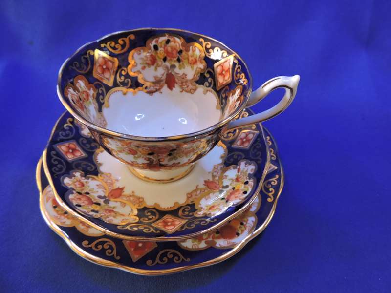 Royal Albert Trio HEIRLOOM Fine porcelain