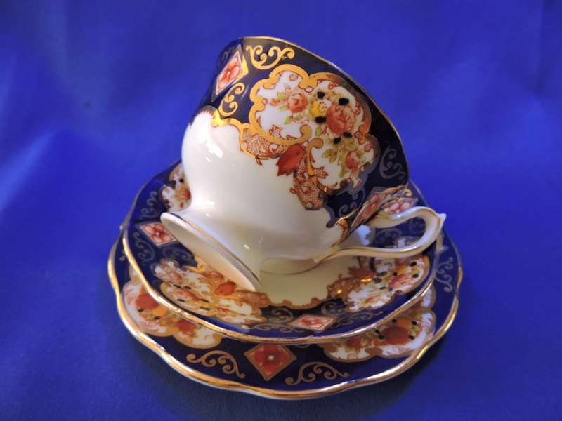 Royal Albert Trio HEIRLOOM Fine porcelain