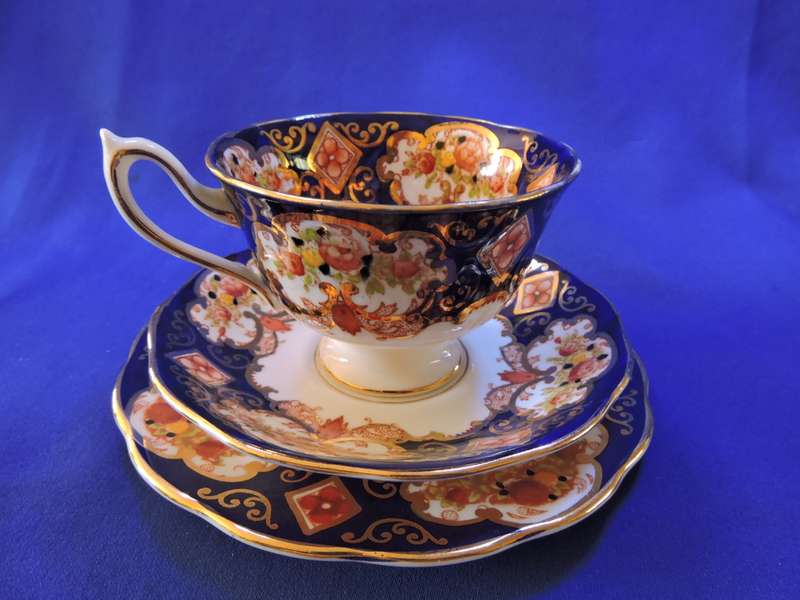 Royal Albert Trio HEIRLOOM Fine porcelain