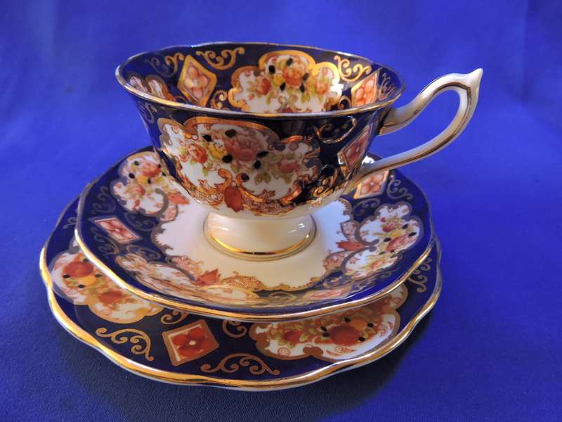 Royal Albert Trio HEIRLOOM Fine porcelain
