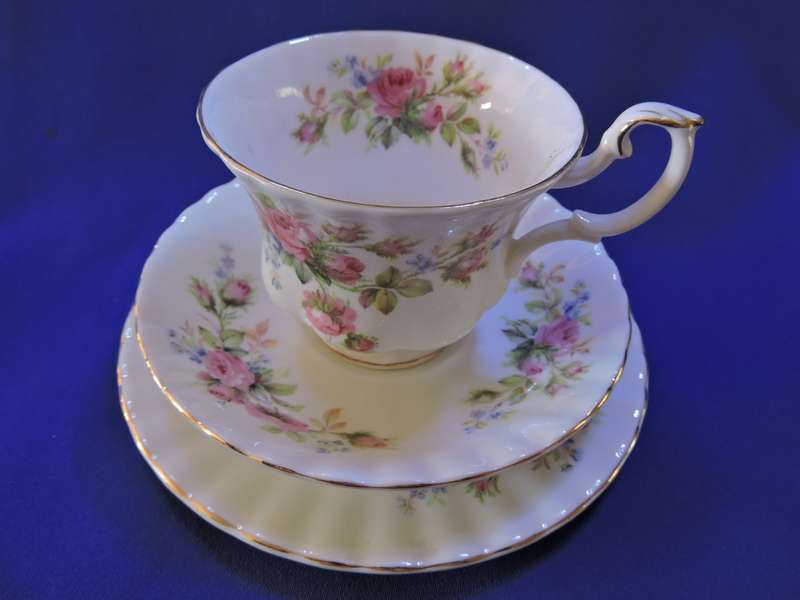 Royal Albert Trio MOSS ROSE  Fine porcelain