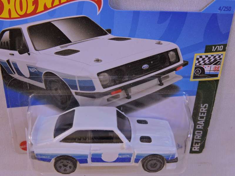 Hot Wheels  FORD Escort RS 2000 ( White dot blue stripe )