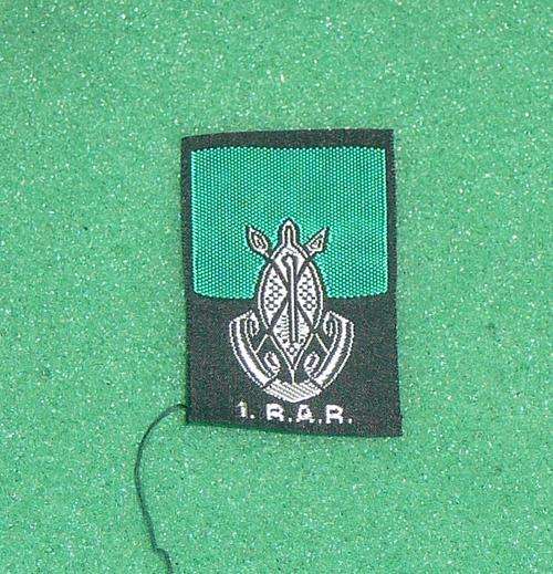 1 RHODESIAN AFRICAN RIFLES  BUSH CAP BADGE