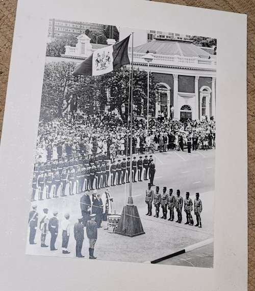 ORIGINAL RHODESIAN HOISTING OF THE FLAG OFFICIAL 1968 PHOTO
