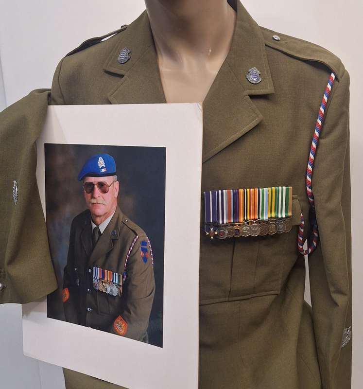 SADF W.O. NAMED TUNIC ,MINIATURE MEDALS AND PHOTO OF SOLDIER LOT