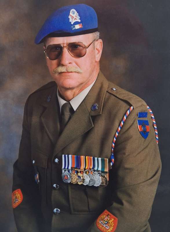SADF W.O. NAMED TUNIC ,MINIATURE MEDALS AND PHOTO OF SOLDIER LOT