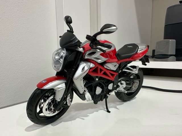 Maisto 1/18 Die-Cast Motorbikes
