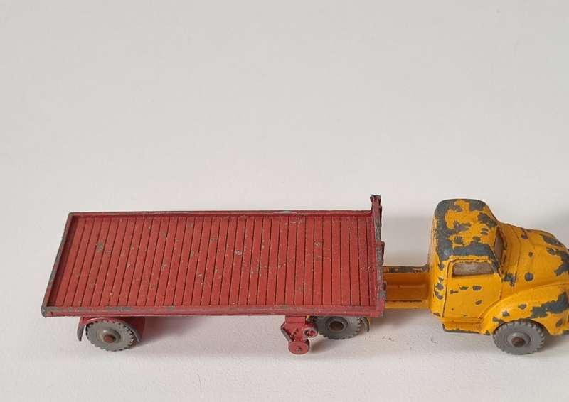 Dinky Toys Bedford Articulated flat truck