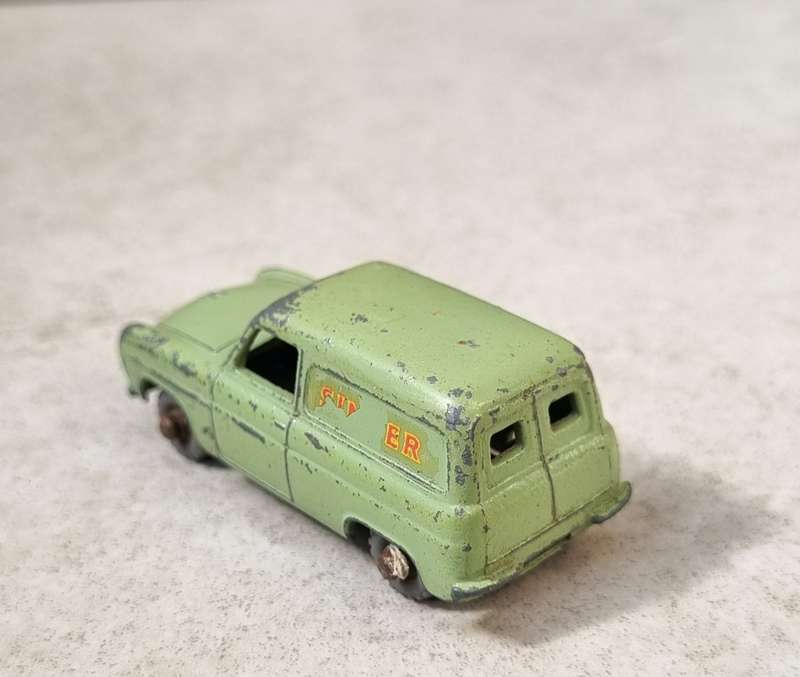 Matchbox Lesney 9A Ford Thames Van (Singer)