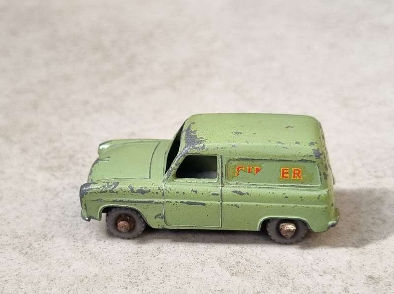 Matchbox Lesney 9A Ford Thames Van (Singer)