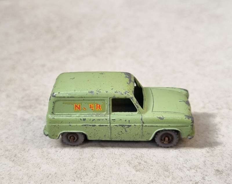 Matchbox Lesney 9A Ford Thames Van (Singer)
