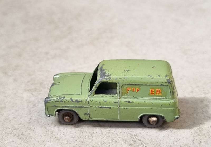 Matchbox Lesney 9A Ford Thames Van (Singer)