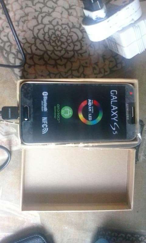 Samsung S5 16GB Gold colour in box new