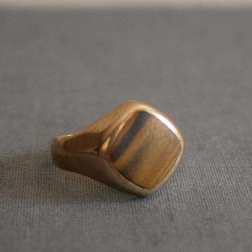 19ct Gold ring with a Tiger's eye inlay.