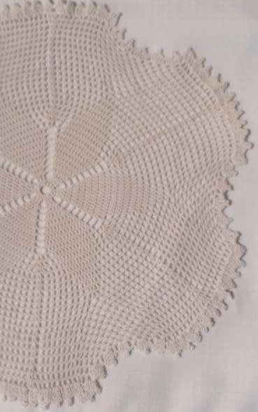 Pale pink vintage cotton doilie 29cm