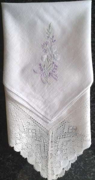 Two vintage cotton hankies one lace, one embroidered